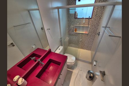 Casa de condomínio à venda com 426m², 5 quartos e 2 vagas Casa de condomínio à venda com 426m², 5 quartos e 2 vagasBanheiro social