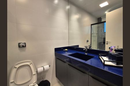 Casa de condomínio à venda com 426m², 5 quartos e 2 vagas Casa de condomínio à venda com 426m², 5 quartos e 2 vagasBanheiro da Suíte 2