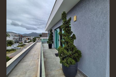 Casa de condomínio à venda com 426m², 5 quartos e 2 vagas Casa de condomínio à venda com 426m², 5 quartos e 2 vagasVaranda