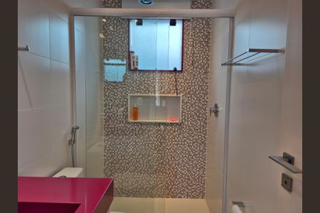 Casa de condomínio à venda com 426m², 5 quartos e 2 vagas Casa de condomínio à venda com 426m², 5 quartos e 2 vagasBanheiro social