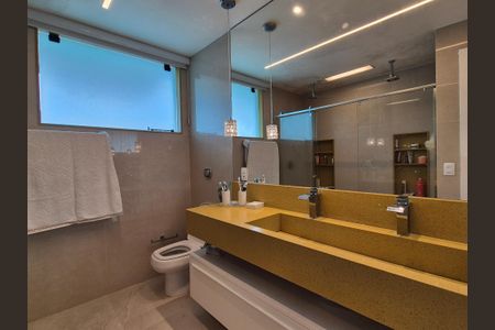 Casa de condomínio à venda com 426m², 5 quartos e 2 vagas Casa de condomínio à venda com 426m², 5 quartos e 2 vagasBanheiro da Suíte 4