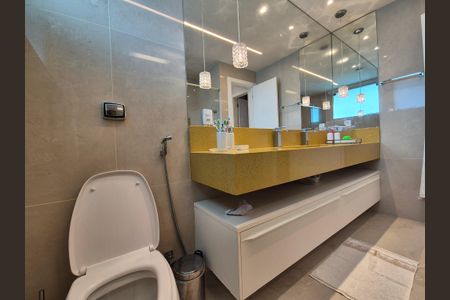 Casa de condomínio à venda com 426m², 5 quartos e 2 vagas Casa de condomínio à venda com 426m², 5 quartos e 2 vagasBanheiro da Suíte 4