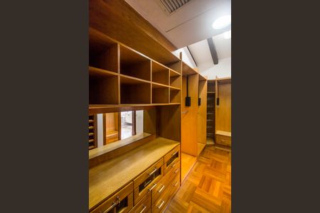 Casa de condomínio à venda com 747m², 5 quartos e 4 vagasCloset da suíte