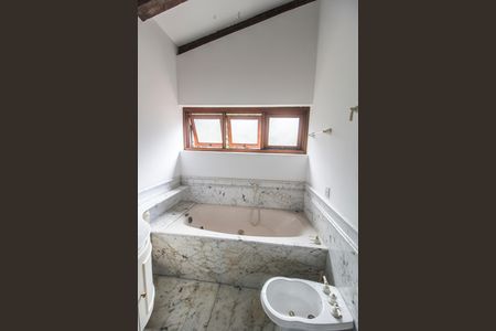 Casa de condomínio à venda com 747m², 5 quartos e 4 vagasBanheiro da Suíte