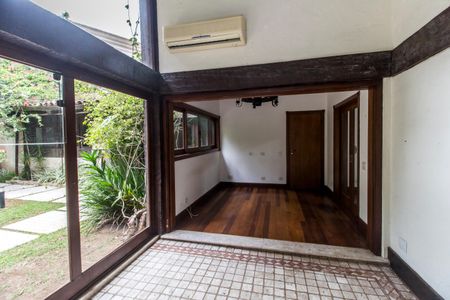 Casa de condomínio à venda com 747m², 5 quartos e 4 vagasVaranda