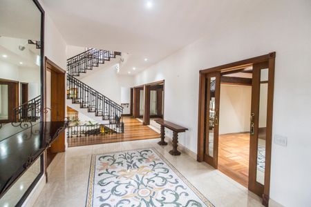 Sala de casa de condomínio para alugar com 5 quartos, 747m² em Alphaville, Santana de Parnaíba