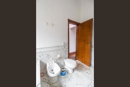 Casa de condomínio à venda com 747m², 5 quartos e 4 vagasBanheiro da Suíte