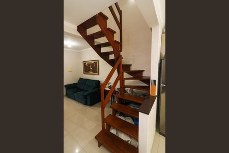 Casa de condomínio à venda com 95m², 2 quartos e 2 vagas Casa de condomínio à venda com 95m², 2 quartos e 2 vagasEscada