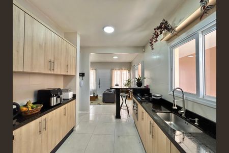 Casa à venda com 176m², 3 quartos e 4 vagas Casa à venda com 176m², 3 quartos e 4 vagasCozinha