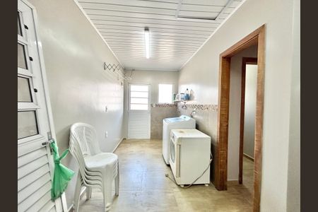 Casa à venda com 176m², 3 quartos e 4 vagas Casa à venda com 176m², 3 quartos e 4 vagasLavanderia