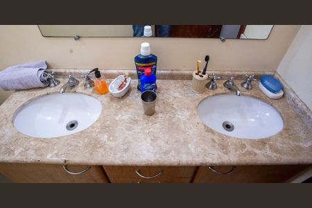 Casa à venda com 363m², 3 quartos e 3 vagasBanheiro da Suíte 1