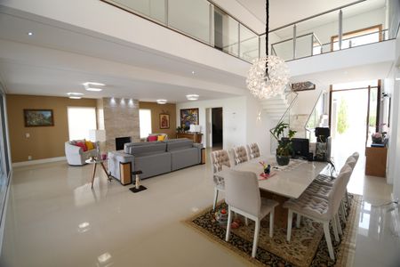 Casa de condomínio à venda com 620m², 5 quartos e 8 vagasSala