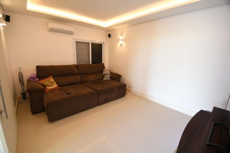 Casa de condomínio à venda com 620m², 5 quartos e 8 vagasSala de TV