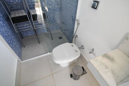 Casa de condomínio à venda com 620m², 5 quartos e 8 vagasBanheiro da Piscina