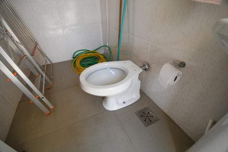 Casa de condomínio à venda com 620m², 5 quartos e 8 vagasBanheiro de serviço