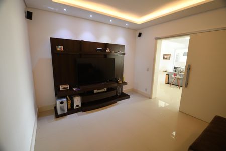 Sala de TV de casa de condomínio para alugar com 5 quartos, 620m² em Loteamento Alphaville Campinas, Campinas