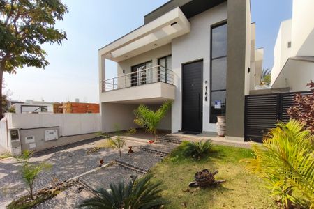 Casa de condomínio à venda com 210m², 3 quartos e 4 vagasFachada