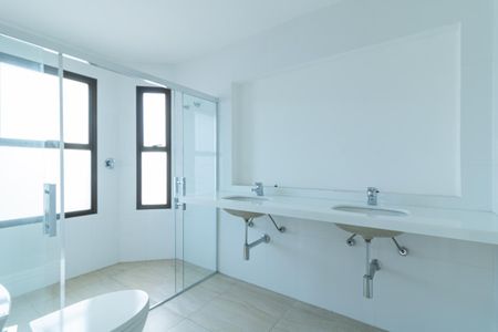 Apartamento à venda com 319m², 3 quartos e 3 vagasBanheiro da Suíte 1