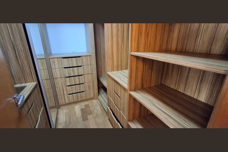 Apartamento para alugar com 248m², 4 quartos e 4 vagas Apartamento para alugar com 248m², 4 quartos e 4 vagasCloset Suíte 2