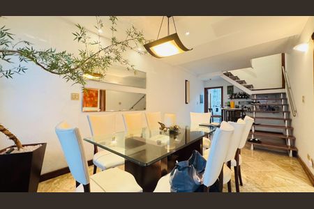 Casa à venda com 215m², 4 quartos e 3 vagasSala