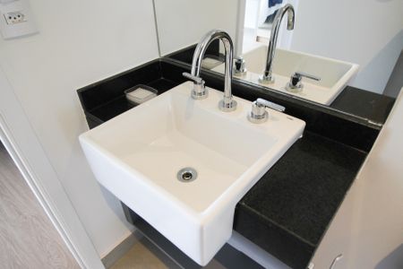 Banheiro de kitnet/studio para alugar com 1 quarto, 29m² em Indianópolis, São Paulo