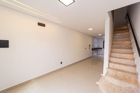 Casa à venda com 120m², 2 quartos e 2 vagasSala