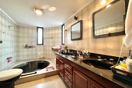 Apartamento à venda com 216m², 4 quartos e 3 vagas Apartamento à venda com 216m², 4 quartos e 3 vagasBanheiro da Suíte 1