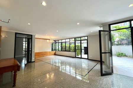 Apartamento à venda com 216m², 4 quartos e 3 vagas Apartamento à venda com 216m², 4 quartos e 3 vagasÁrea comum - Salão de festas
