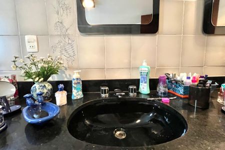 Apartamento à venda com 216m², 4 quartos e 3 vagas Apartamento à venda com 216m², 4 quartos e 3 vagasBanheiro da Suíte 1