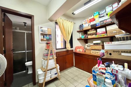 Apartamento à venda com 216m², 4 quartos e 3 vagas Apartamento à venda com 216m², 4 quartos e 3 vagasQuarto de Serviço