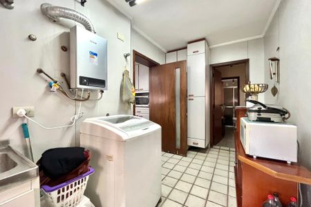 Apartamento à venda com 216m², 4 quartos e 3 vagas Apartamento à venda com 216m², 4 quartos e 3 vagasÁrea de Serviço