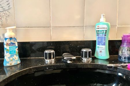 Apartamento à venda com 216m², 4 quartos e 3 vagas Apartamento à venda com 216m², 4 quartos e 3 vagasBanheiro da Suíte 1