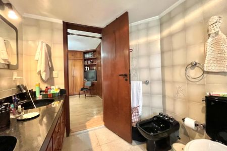 Apartamento à venda com 216m², 4 quartos e 3 vagas Apartamento à venda com 216m², 4 quartos e 3 vagasBanheiro da Suíte 1