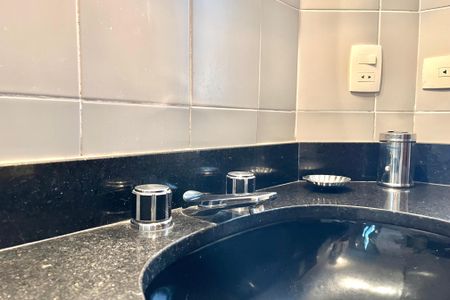 Apartamento à venda com 216m², 4 quartos e 3 vagas Apartamento à venda com 216m², 4 quartos e 3 vagasBanheiro da Suíte 2