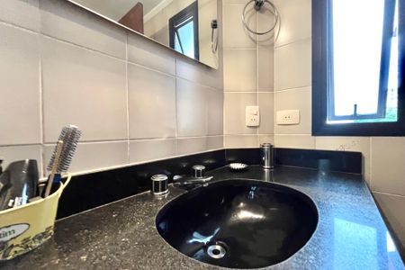 Apartamento à venda com 216m², 4 quartos e 3 vagas Apartamento à venda com 216m², 4 quartos e 3 vagasBanheiro da Suíte 2