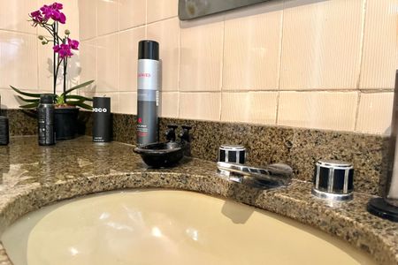 Apartamento à venda com 216m², 4 quartos e 3 vagas Apartamento à venda com 216m², 4 quartos e 3 vagasBanheiro social