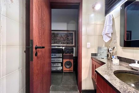 Apartamento à venda com 216m², 4 quartos e 3 vagas Apartamento à venda com 216m², 4 quartos e 3 vagasLavabo