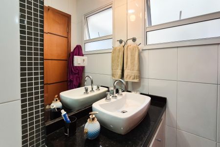 Casa à venda com 300m², 3 quartos e 5 vagasBanheiro da Suíte 2