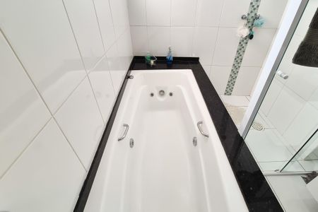 Casa à venda com 300m², 3 quartos e 5 vagasBanheiro da Suíte 1