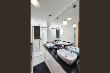 Casa à venda com 300m², 3 quartos e 5 vagasBanheiro da Suíte 1