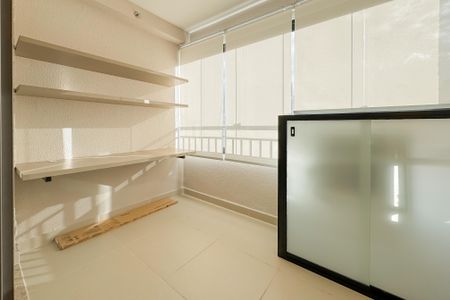 Studio à venda com 32m², 1 quarto e sem vaga Studio à venda com 32m², 1 quarto e sem vagaPersianas