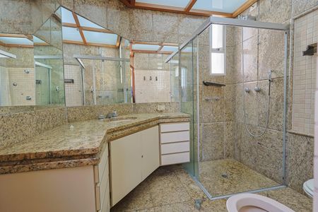 Apartamento à venda com 240m², 4 quartos e 3 vagasBanheiro da Suíte 1