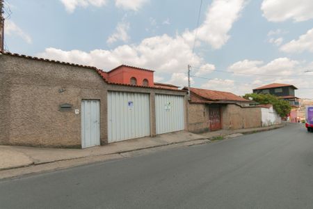 Casa à venda com 400m², 4 quartos e 3 vagas Casa à venda com 400m², 4 quartos e 3 vagasFachada