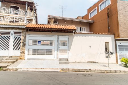 Casa para alugar com 171m², 4 quartos e 4 vagas Casa para alugar com 171m², 4 quartos e 4 vagasFachada