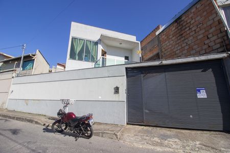Casa à venda com 130m², 3 quartos e 2 vagas Casa à venda com 130m², 3 quartos e 2 vagasFachada