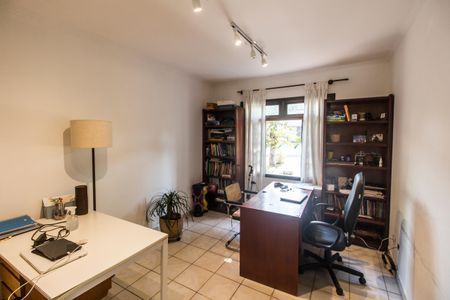 Casa de condomínio à venda com 573m², 4 quartos e 4 vagas Casa de condomínio à venda com 573m², 4 quartos e 4 vagasEscritório