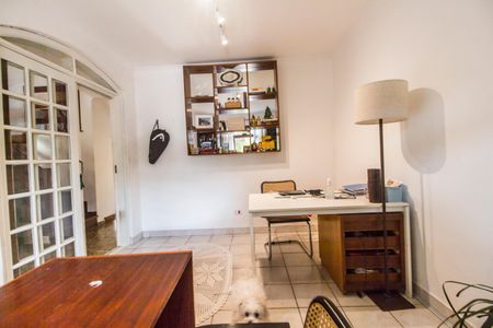 Casa de condomínio à venda com 573m², 4 quartos e 4 vagas Casa de condomínio à venda com 573m², 4 quartos e 4 vagasEscritório