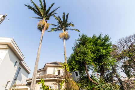 Casa de condomínio à venda com 573m², 4 quartos e 4 vagas Casa de condomínio à venda com 573m², 4 quartos e 4 vagasVista da Rua