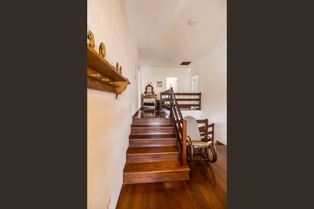 Casa de condomínio à venda com 573m², 4 quartos e 4 vagas Casa de condomínio à venda com 573m², 4 quartos e 4 vagasEscada