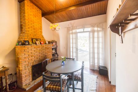 Casa de condomínio à venda com 573m², 4 quartos e 4 vagas Casa de condomínio à venda com 573m², 4 quartos e 4 vagasSala de Estar